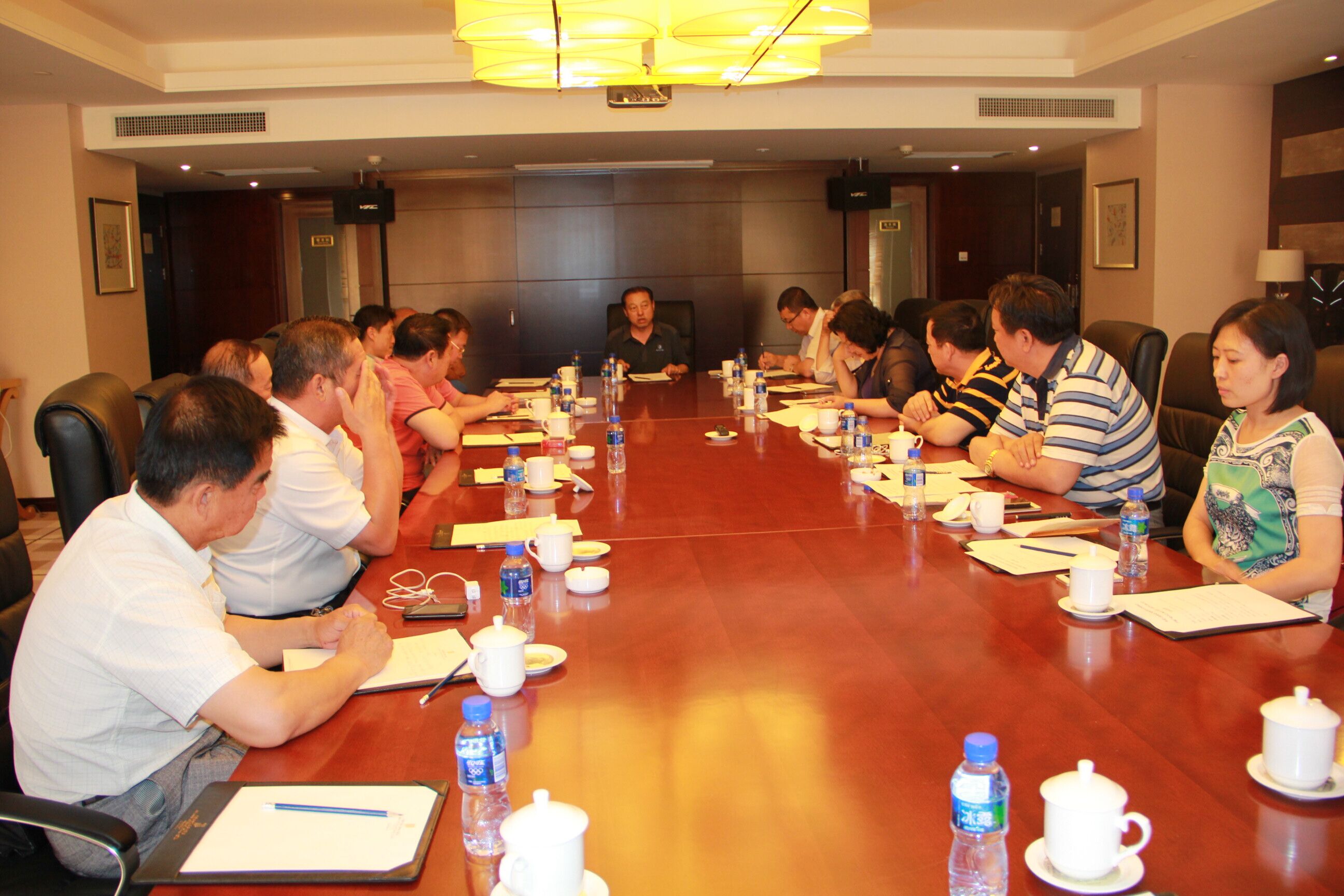 內(nèi)蒙古農(nóng)牧業(yè)產(chǎn)業(yè)化龍頭企業(yè)協(xié)會(huì)羊絨產(chǎn)業(yè)分會(huì)2015年第一次會(huì)長(zhǎng)辦公會(huì)在呼和浩特順利召開(kāi)