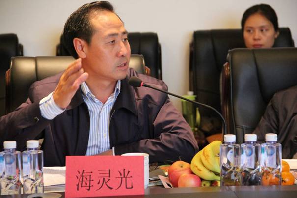 海南省內(nèi)蒙古商會會長、內(nèi)蒙古農(nóng)牧業(yè)產(chǎn)業(yè)化龍頭企業(yè)協(xié)會海南辦事處主任海靈光介紹對接情況.JPG